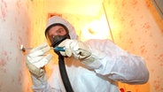 Fachgerechte Asbest-Entsorgung ist aufwendig und teuer. © dpa / picture-alliance Foto: Jens Büttner