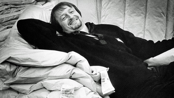 Das Dänische Bettenlager: Daunenkönig Lars Larsen inszeniert sich als der perfekte Arbeitgeber. © NDR 