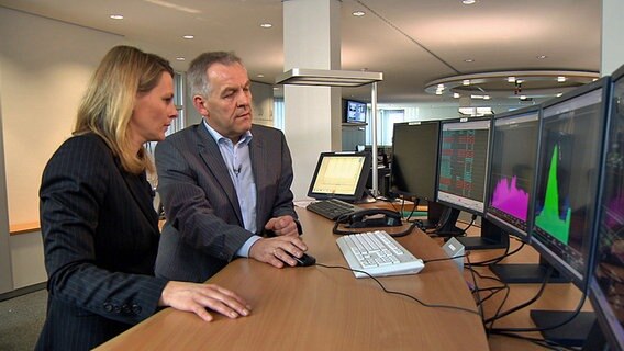 Heinz-Jürgen Hövel, Leiter der EWE-Netzleitstelle Oldenburg. © NDR 