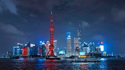 Die Skyline von Shanghai bei Nacht. © NDR Foto: Screenshot