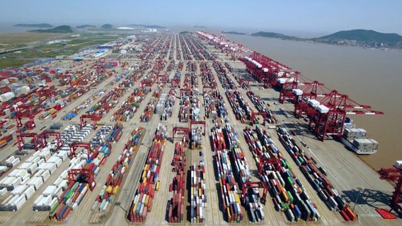 Hafen von Shanghai mit Containern © NDR Foto: Screenshot