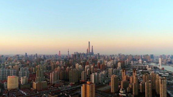 Die Skyline von Shanghai © NDR Foto: Screenshot