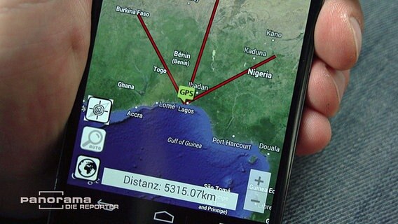 Smartphone mit den Ortungsangaben eines GPS-Peilsenders. © NDR/ARD 