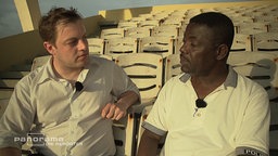 Christian Salewski mit dem Umweltjournalist  Mike Anane. © NDR/ARD 