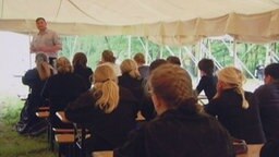 Schulungen im Sommerlager der neonazistischen HDJ. Schulungen im Sommerlager der neonazistischen HDJ.