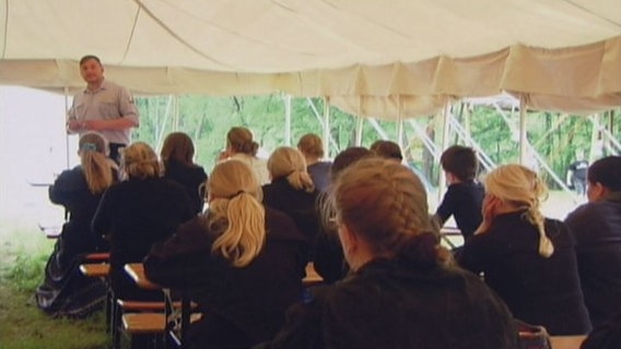 Schulungen im Sommerlager der neonazistischen HDJ. Schulungen im Sommerlager der neonazistischen HDJ.