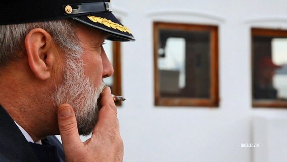 Holst auf dem Schiff mit Zigarette.  