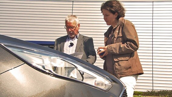 Harry Lenz und Sabine Puls vor der LIDL Zentrale  