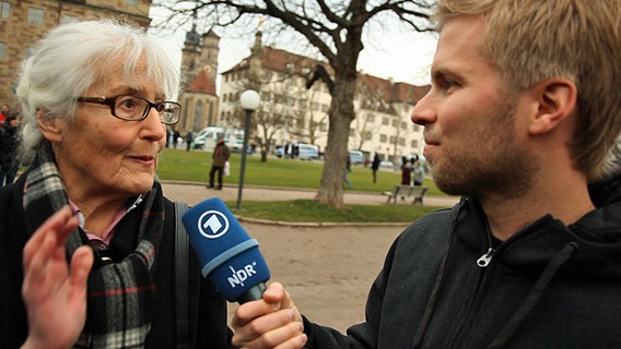 NDR Reporter Christian Deker befragt eine ältere Frau in Stuttgart. © NDR 