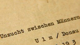 Ein mit Schreibmaschine beschriebenes Papier: "Unzucht zwischen Männern". © NDR