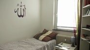 Das Schlafzimmer eines der Mädchen, die sich offenbar dem Islamischen Staat in Syrien anschließen wollen. An der Wand über dem Bett steht in arabischen Buchstaben "Allah“. © NDR 