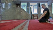 Oliver N. betet in einer Moschee. © Screenshot 