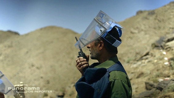 Ein afghanischer Minenräumer bei der Arbeit. © NDR 