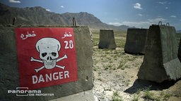 Warnschilder auf dem ehemaligen NATO-Trainingsgelände (Firing Range) bei Bagram, Afghanistan. © NDR 