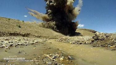 Die Rauchsäule der Sprengung eines Blindgängers in Afghanistan. © NDR 