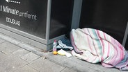 Decken liegen auf dem Boden, Symbolbild Obdachlosigkeit © Screenshot 