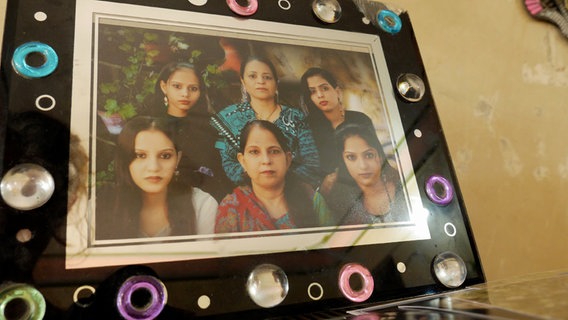 Familienfoto: fast alle der Frauen starben beim Brand.  