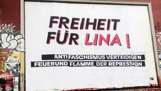 Ein Plakat mit der Aufschrift "Freiheit für Lina E."  
