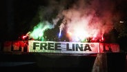 Ein Demonstrationsplakat mit der Aufschrift "Free Lina"  