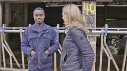 Maxino Tatasolow steht mit Anja Reschke vor einem Stall in der Uckermark. Maxino Tatasolow steht mit Anja Reschke vor einem Stall in der Uckermark. © Infratest Dimap