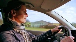 Anja Reschke fährt im Auto. © Infratest Dimap