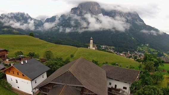 Blick auf ein Bergdorf in Tirol  