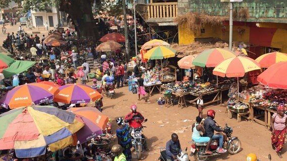 Marktszene in Makeni, Sierra Leone  Foto: Pia Lenz