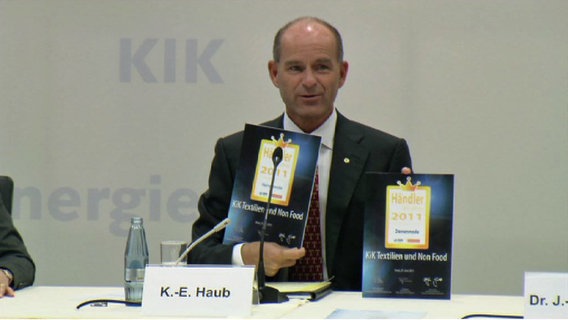 K.-E. Haub vor einem Mikrofon © NDR 