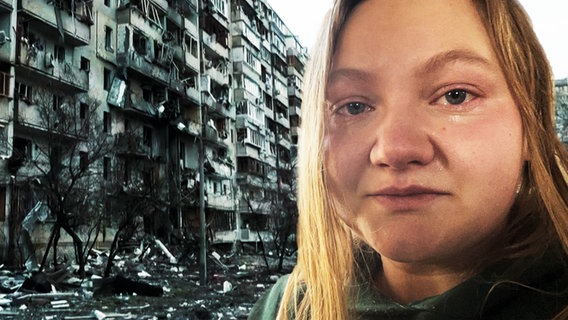 Thumbnail: Oleksandra schaut mit verweinten Augen in die Kamera, daneben eine zerstörte Häuserfassade © NDR Foto: Screenshot