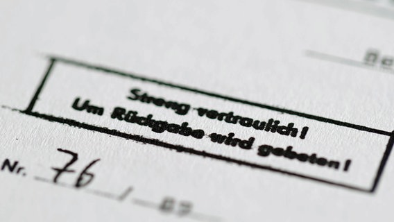 Stasi-Akte mit der Aufschrift "Streng vertraulich" © NDR Foto: Screenshot