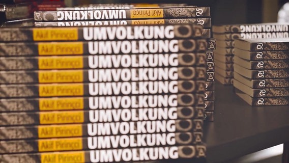 Das Buch von Akif Pirinçci mit dem Titel "Umvolkung" © NDR Foto: Screenshot