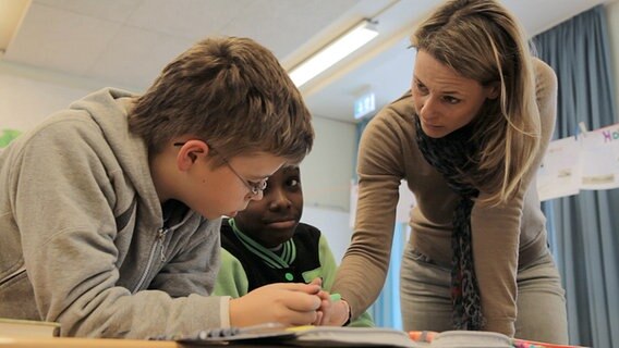 Anja Reschke in einer Hamburger Stadtteilschule. © NDR 