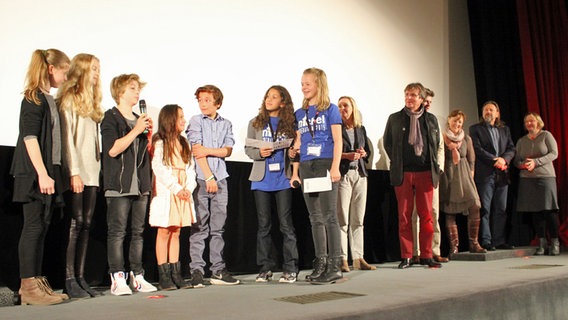 Das Team auf der Kino-Bühne nach der Filmpremiere am 4. Oktober 2015 im Kino Abaton in Hamburg © NDR Foto: Nicole Janke