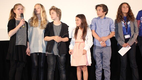 Die fünf neuen Pfefferkörner und eine Kinder-Moderatorin (re) nach der Filmpremiere auf der Kino-Bühne am 4. Oktober 2015 im Kino Abaton in Hamburg © NDR Foto: Nicole Janke