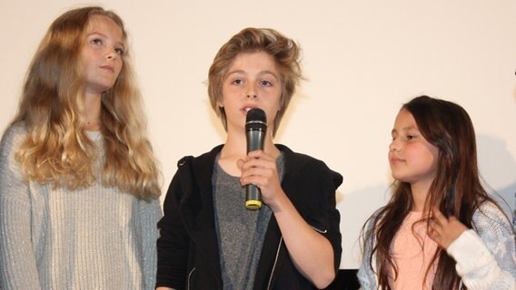 Zoë, Otto und Ava nach der Filmpremiere auf der Kino-Bühne am 4. Oktober 2015 im Kino Abaton in Hamburg © NDR Foto: Nicole Janke