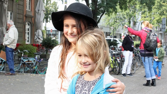 Ava posiert mit einem Fan für ein Foto bei der Filmpremiere am 4. Oktober 2015 im Kino Abaton in Hamburg © NDR Foto: Nicole Janke