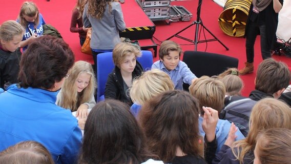 Zoë, Otto und Piet geben Autogramme nach der Filmpremiere am 4. Oktober 2015 © NDR Foto: Nicole Janke