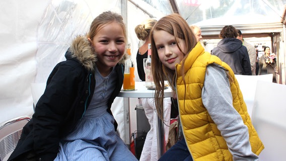 Charlotte und Vika aus Hamburg nach der Filmpremiere mit den neuen Pfefferkörnern am 4. Oktober 2015 in Hamburg © NDR Foto: Nicole Janke