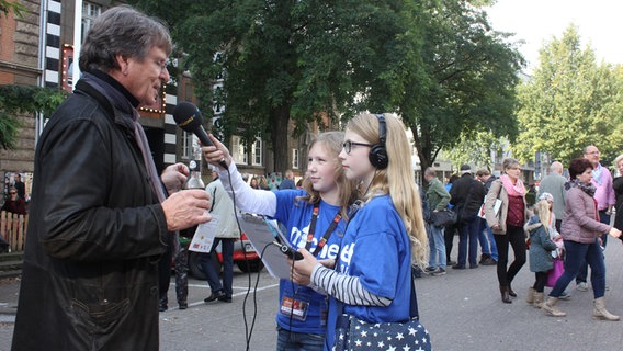 Kinderreporter interviewen den Pfefferkörner-Regisseur Klaus Wirbitzky  am 4. Oktober 2015 nach der Filmpremiere im Kino Abaton in Hamburg © NDR Foto: Nicole Janke