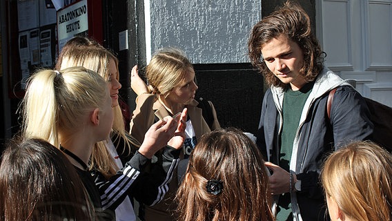 Darsteller Tilman Pörzgen umringt von weiblichen Fans vor dem Abaton Kino am 02. Oktober 2016 in Hamburg © NDR Foto: Nadine Lewerenz