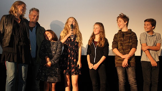 Regisseurin Andrea Katzenberger, NDR Abteilungsleiter Ole Kampovski und die fünf Pfefferkörner auf der Bühne des Abaton-Kinos am 02. Oktober 2016 in Hamburg © NDR Foto: Nadine Lewerenz