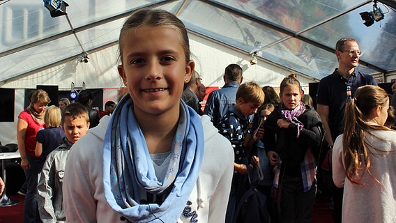 Ein Fan der Serie "Die Pfefferkörner" im Festival-Zelt vor dem Abaton-Kino am 02. Oktober 2016 in Hamburg © NDR Foto: Nadine Lewerenz