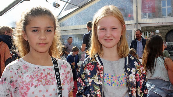 Die Fans Sema und Greta im Festival-Zelt vor dem Abaton-Kino am 02. Oktober 2016 in Hamburg © NDR Foto: Nadine Lewerenz