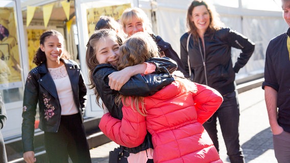 Marleen Quentin und Emilia Flint umarmen sich. © NDR Foto: Claudia Timmann