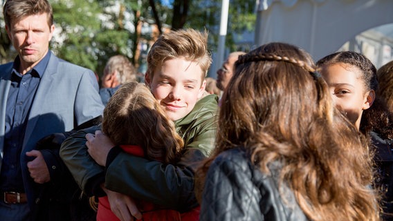 Ruben Storck wird von Emilia Flint umarmt. © NDR Foto: Claudia Timmann