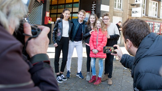 Luke Matt Röntgen, Marleen Quentin, Ruben Storck, Emilia Flint und Emma Roth posieren vor den Kameras. © NDR Foto: Claudia Timmann