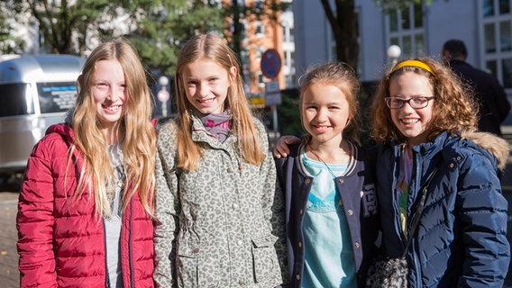 Vier Mädchen lächeln in die Kamera. © NDR Foto: Claudia Timmann