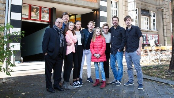 Albert Wiederspiel, Holger Ellermann, Marleen Quentin, Emma Roth, Luke Matt Röntgen, Emilia Flint, Ruben Storck, Regisseur Daniel Drechsel-Grau und der Leiter des Filmfestes, Samuel Feuerstein. © NDR Foto: Claudia Timmann