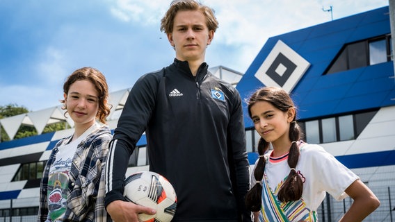 Leo und Jasina besuchen Nachwuchskicker Kay am Trainingsgelände. © NDR/Letterbox Foto: Boris Laewen