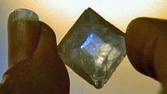 Folge 54: Blutdiamanten - Diamant zwischen zwei Fingerspitzen © NDR 